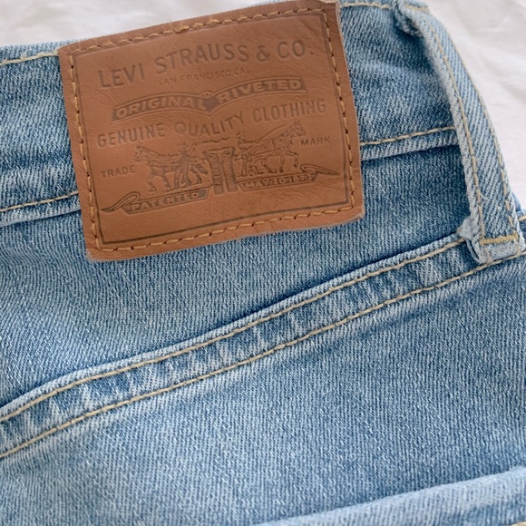 Levi’s Cropped Flare Denim - Picture 4 of 4